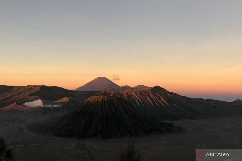 Meski Berdekatan, Wisata Bromo Tidak Terdampak Erupsi Gunung Semeru