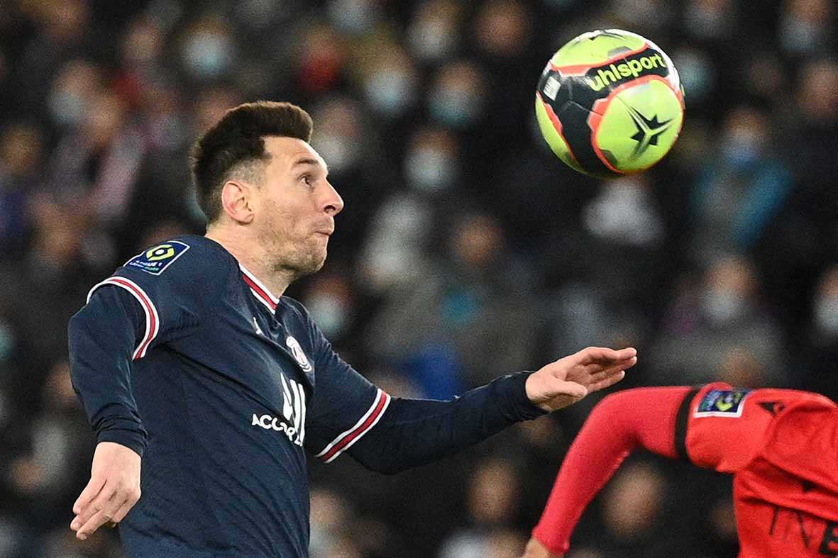 Messi Pamer Trofi Ballon d’Or saat PSG Ditahan Nice
