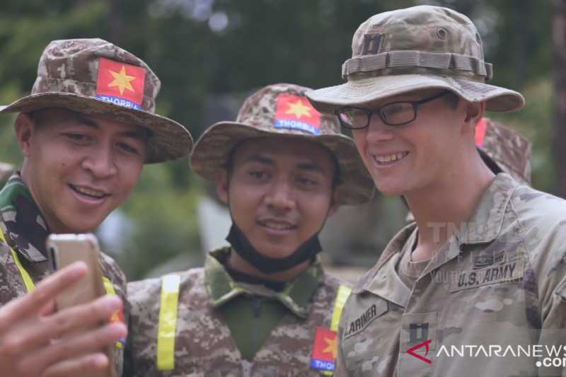 Mimpi Apa Tukang Bangunan Ini, Tiba Tiba Prajurit Angkatan Darat Amerika Beri Hadiah Istimewa