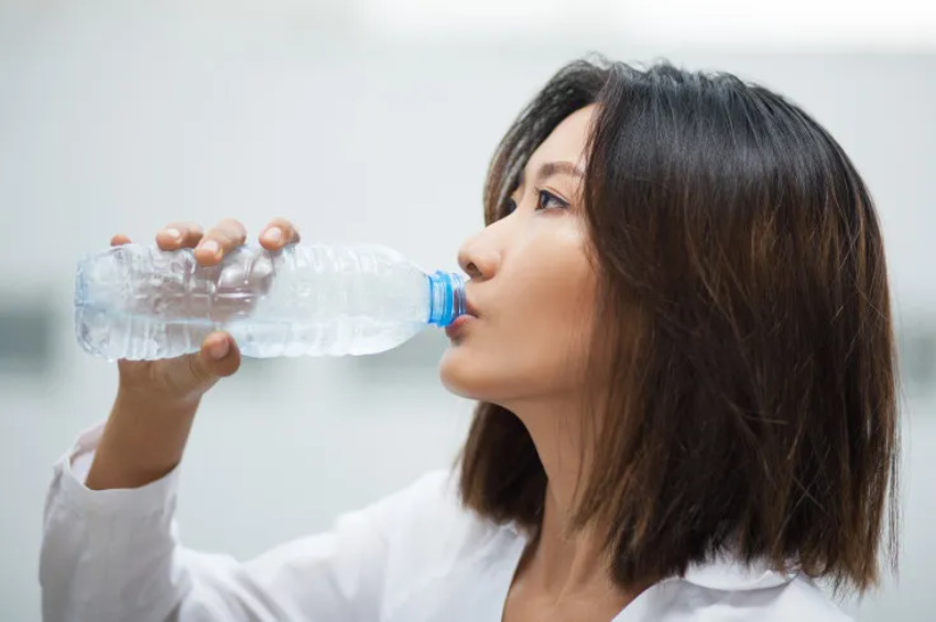 Minum Air dari Botol Plastik Tingkatkan Tekanan Darah