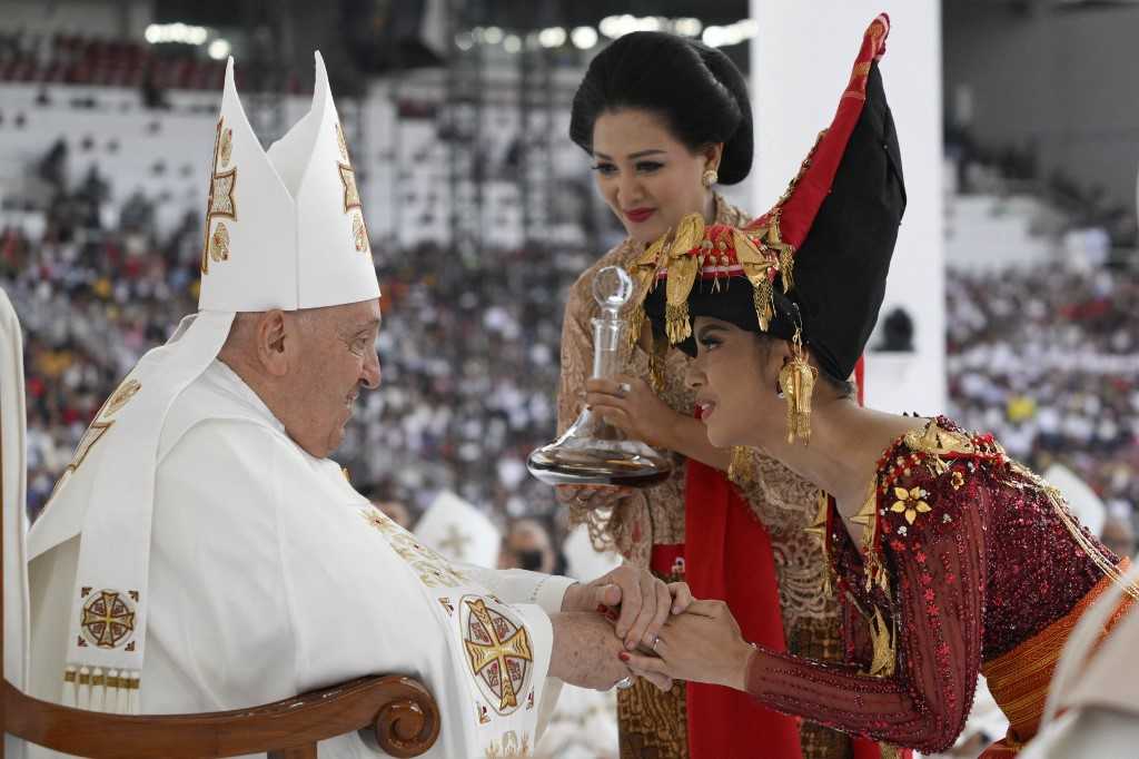 Misa Akbar Bersama Paus Fransiskus di GBK Dihadiri Puluhan Ribu Umat Katolik Se-Indonesia 2