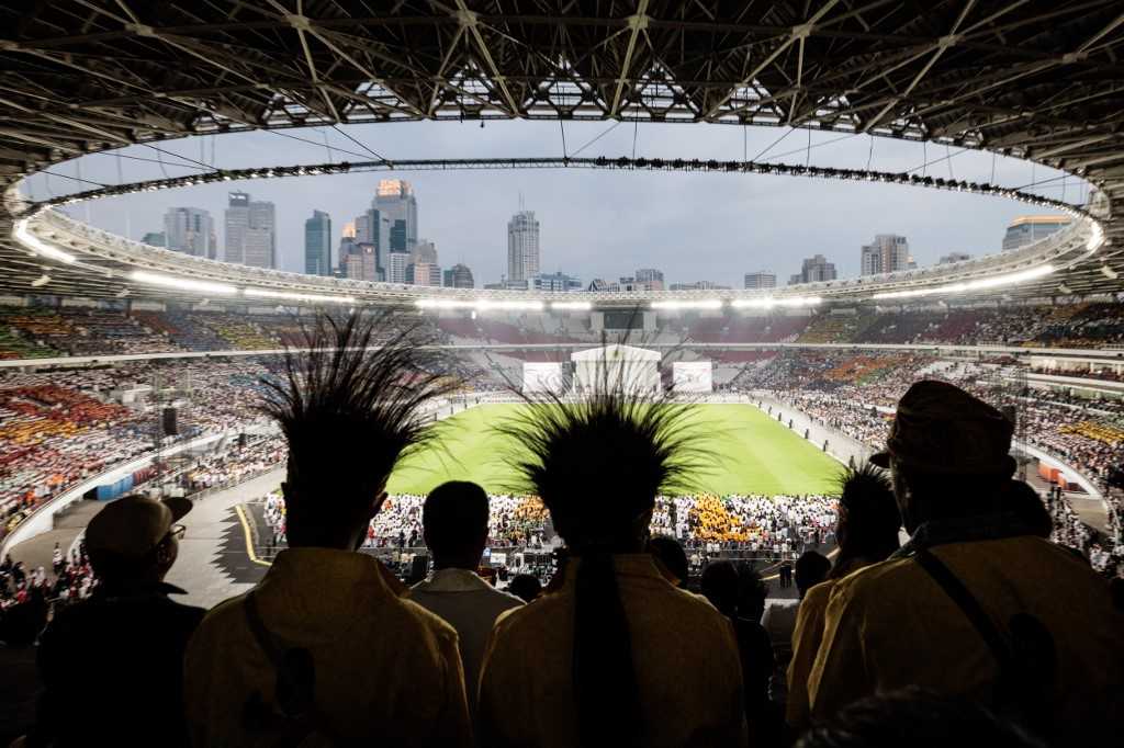 Misa Akbar Bersama Paus Fransiskus di GBK Dihadiri Puluhan Ribu Umat Katolik Se-Indonesia 5