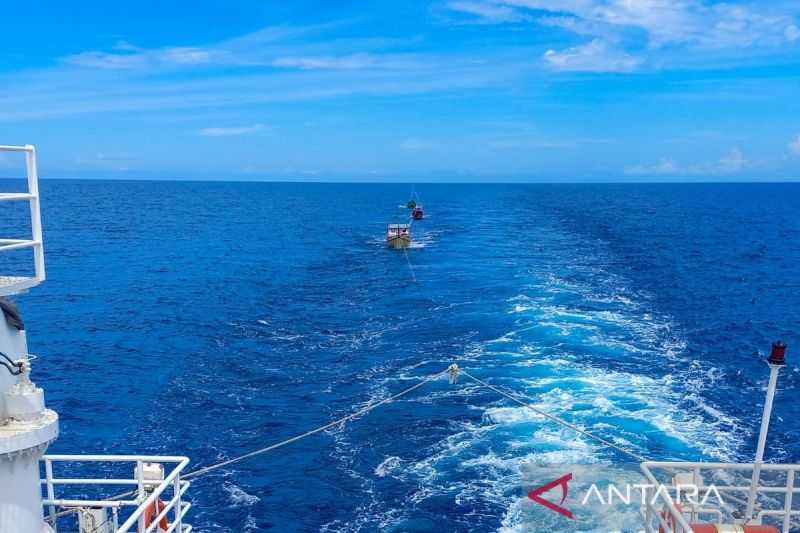 Misi Kemanusiaan KN Tanjung Datu 301 Pulangkan Nelayan di Perbatasan