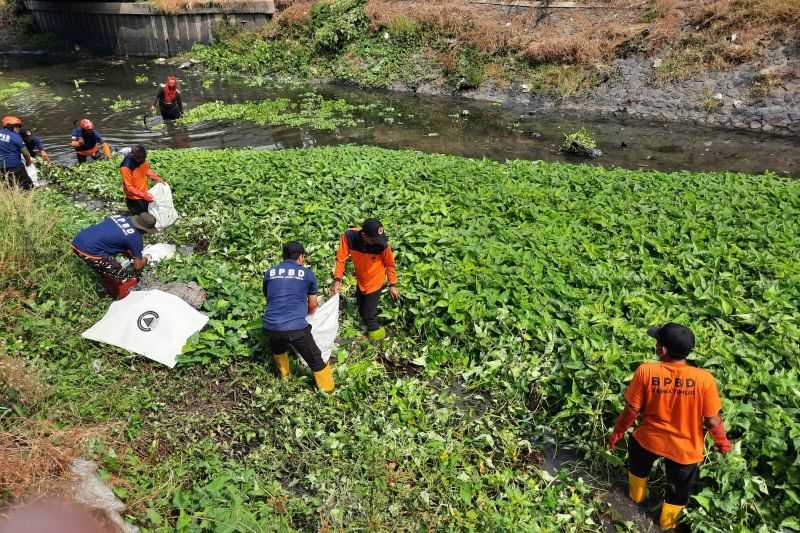 Mitigasi Bencana Banjir, BPBD Jatim Bersihkan Sungai Pucang Sidoarjo