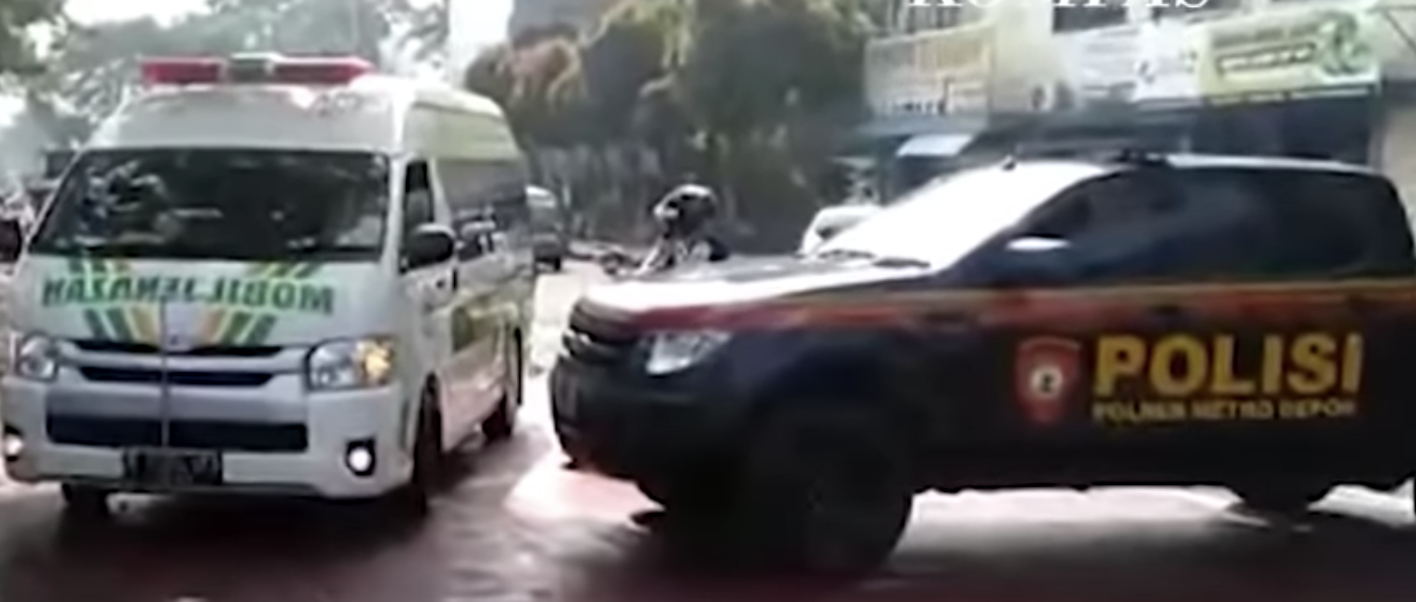 Mobil Ambulans Yang Membawa Jenazah Terhalang Barikade PPKM Darurat
