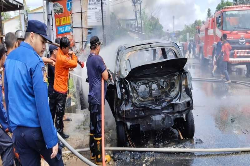 Mobil Diduga Milik Pelangsir BBM Ludes Terbakar, Sopir Selamat