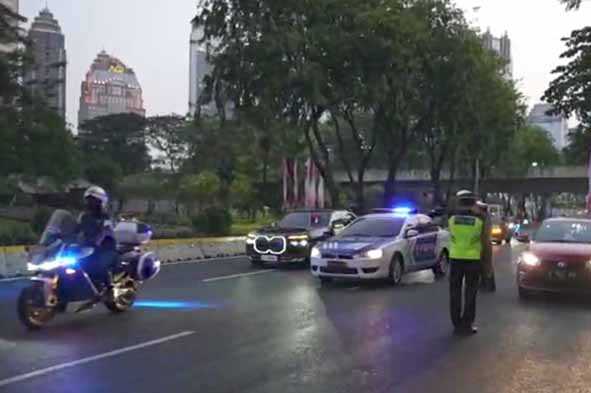 Mobil Patroli Menerobos Rombongan Delegasi KTT Asean