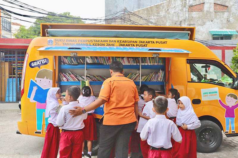 Mobil Perpustakaan Keliling di SD Pasar Baru