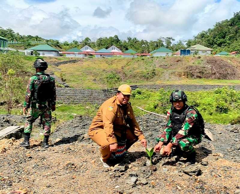 Momen Kebersamaan Satgas Yonif Raider 142/KJ Bersinergi dengan RSUD Yalimo