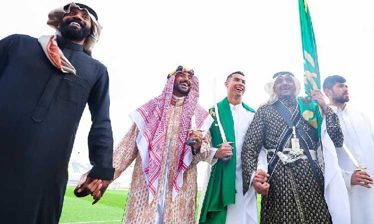 Momen Ronaldo Rayakan Hari Pendirian Saudi, Pakai Gamis dan Bawa Pedang