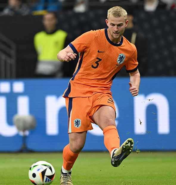 MU Turunkan De Ligt dan Mazraoui