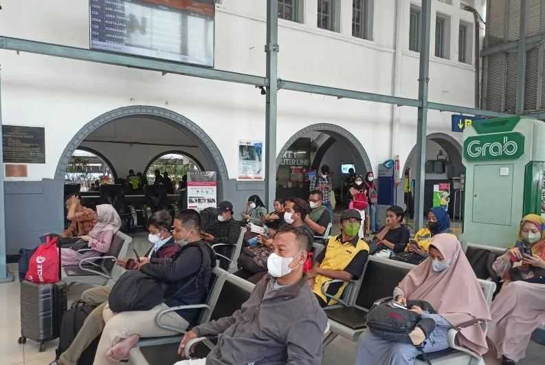 Mudik Lebih Awal, Stasiun Pasar Senen Mulai Ramai Pemudik