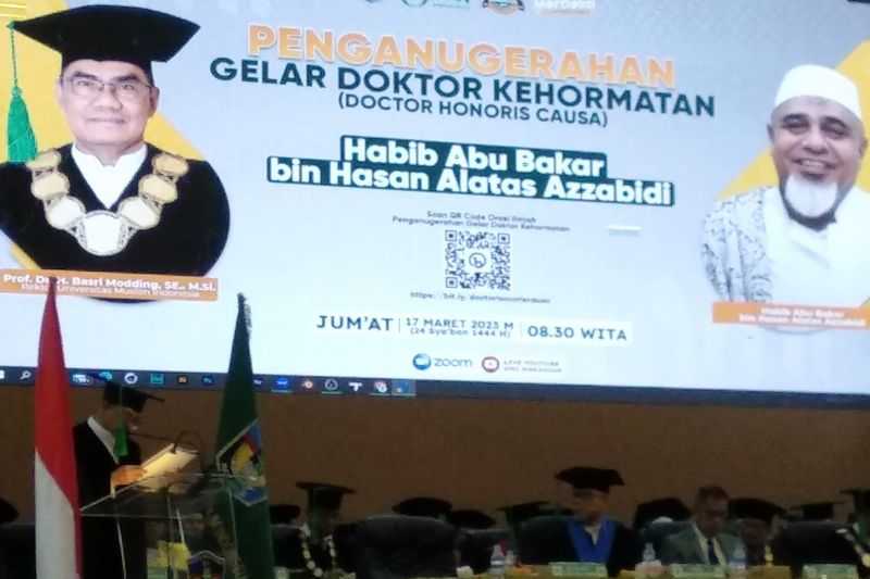 Mufti Empat Kesultanan Malut Terima Gelar Doktor HC di UMI