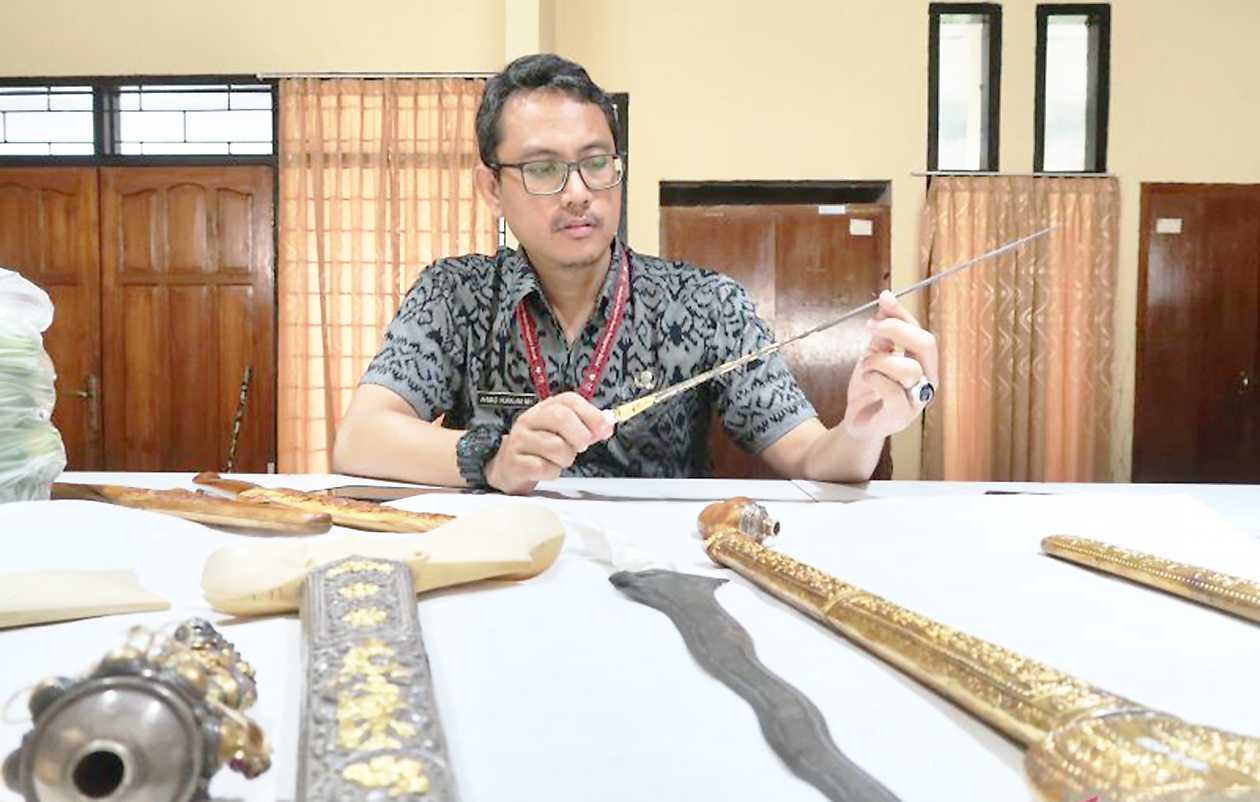 Museum NTB Konservasi Pusaka Keris Emas Berusia Ratusan Tahun