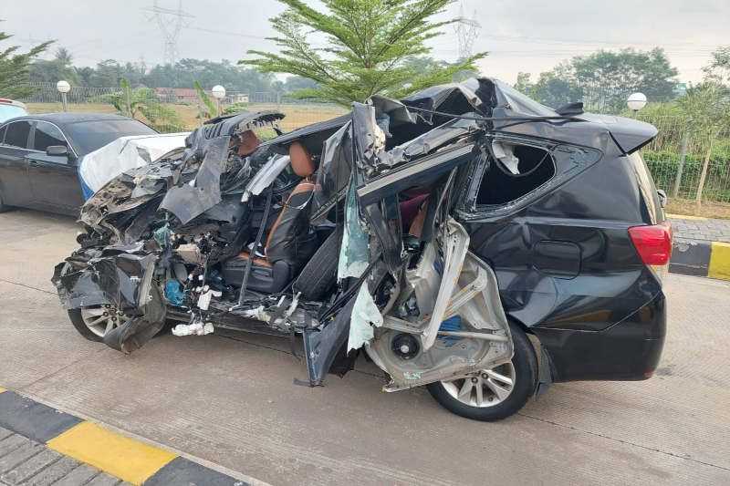 Nahas! Nabrak Truk di Jalan Tol Batang-Pemalang, Mobil Innova Ringsek, Satu Penumpang Tewas