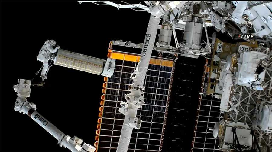 NASA Tuntaskan Spacewalk ke-256 untuk Memasang Susunan Panel Surya