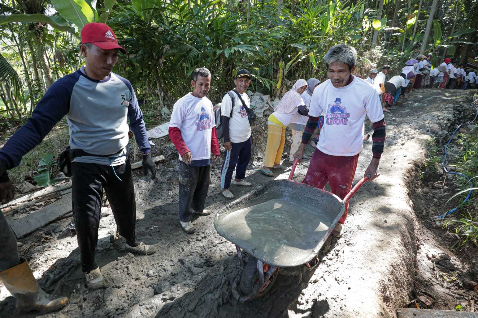 Nelayan Balad Ganjar Beri Bantuan Pengecoran Jalan untuk Warga Cipatujah Tasikmalaya