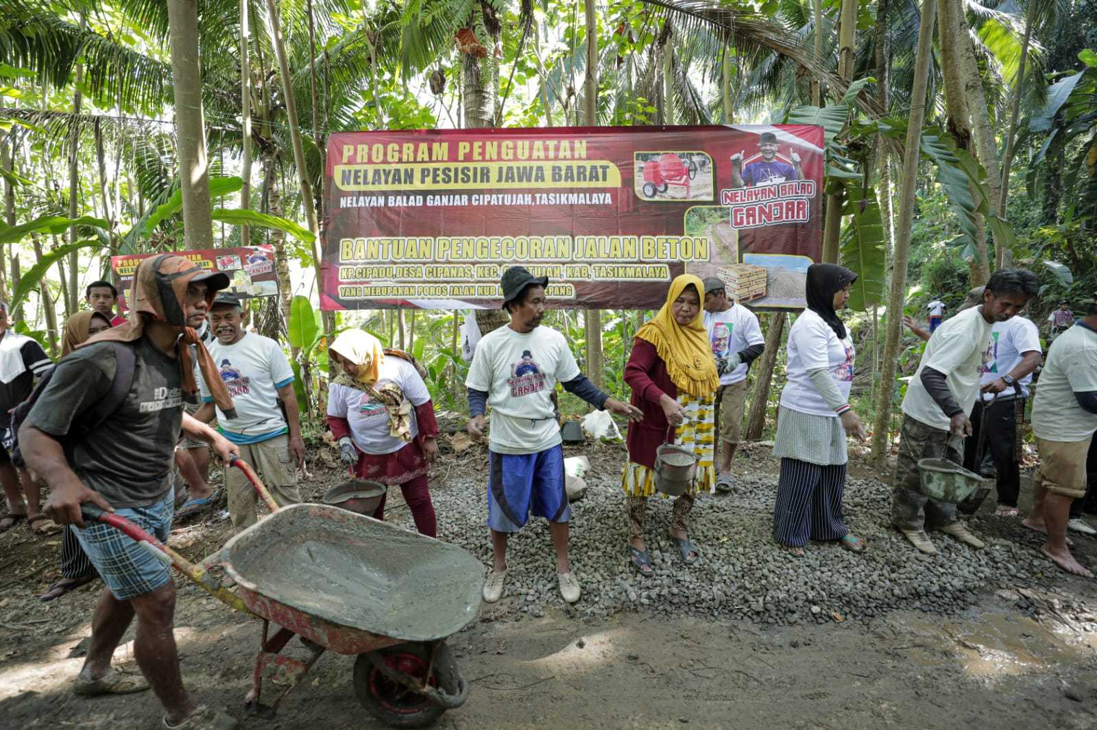 Nelayan Balad Ganjar Beri Bantuan Pengecoran Jalan untuk Warga Cipatujah Tasikmalaya 2