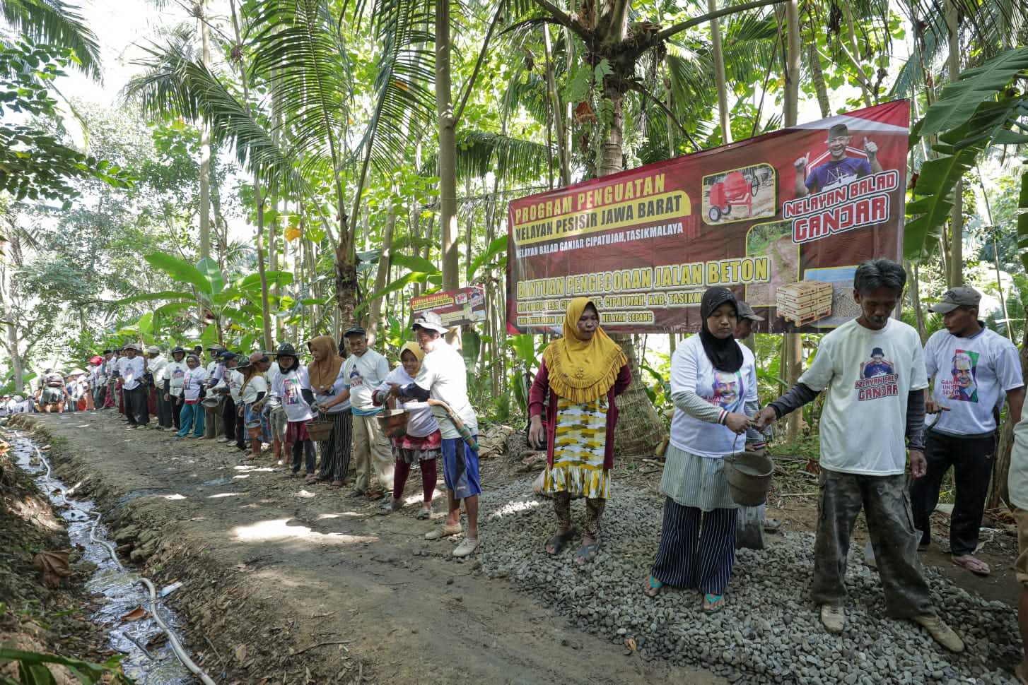 Nelayan Balad Ganjar Beri Bantuan Pengecoran Jalan untuk Warga Cipatujah Tasikmalaya 4