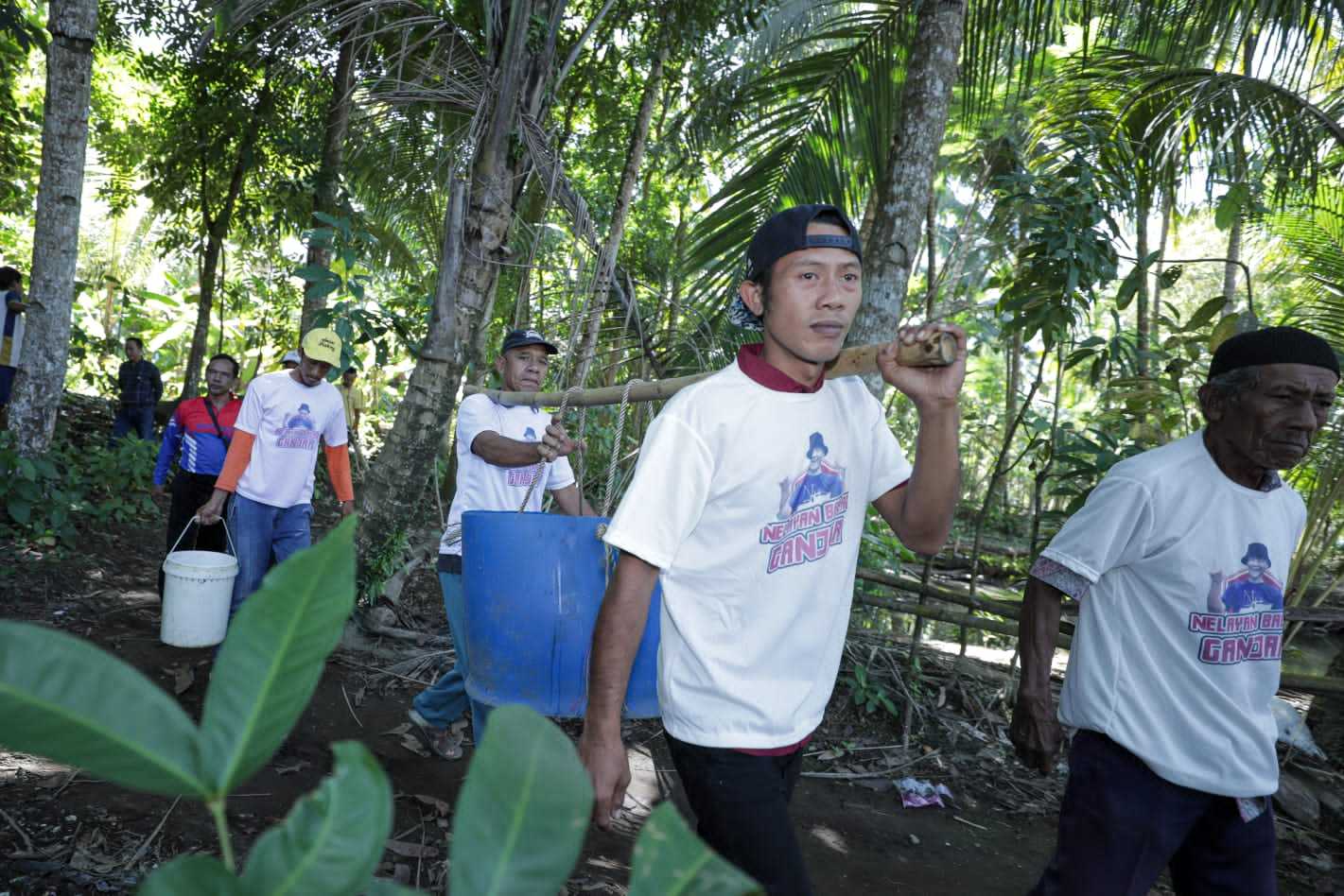 Nelayan Balad Ganjar Berikan Bibit Ikan Mujair Kepada Kelompok Pelaut di Pangandaran