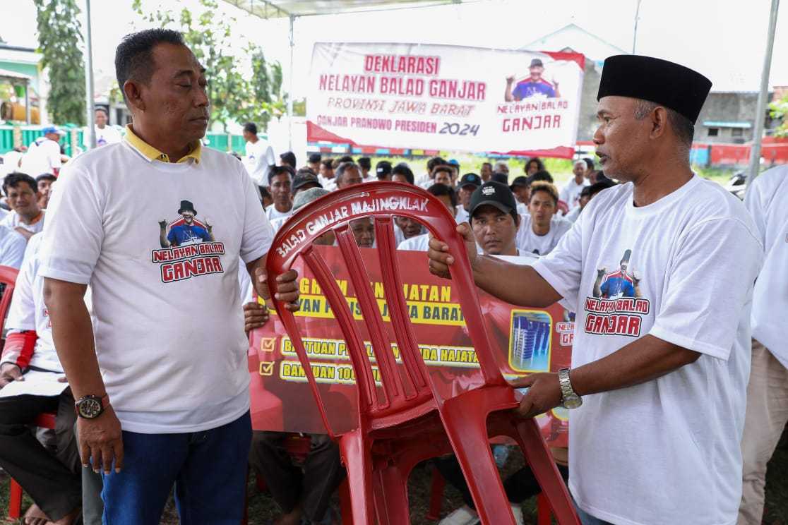 Nelayan Balad Ganjar Berikan Tenda Serbaguna dan Ratusan Kursi Bagi Warga Pangandaran