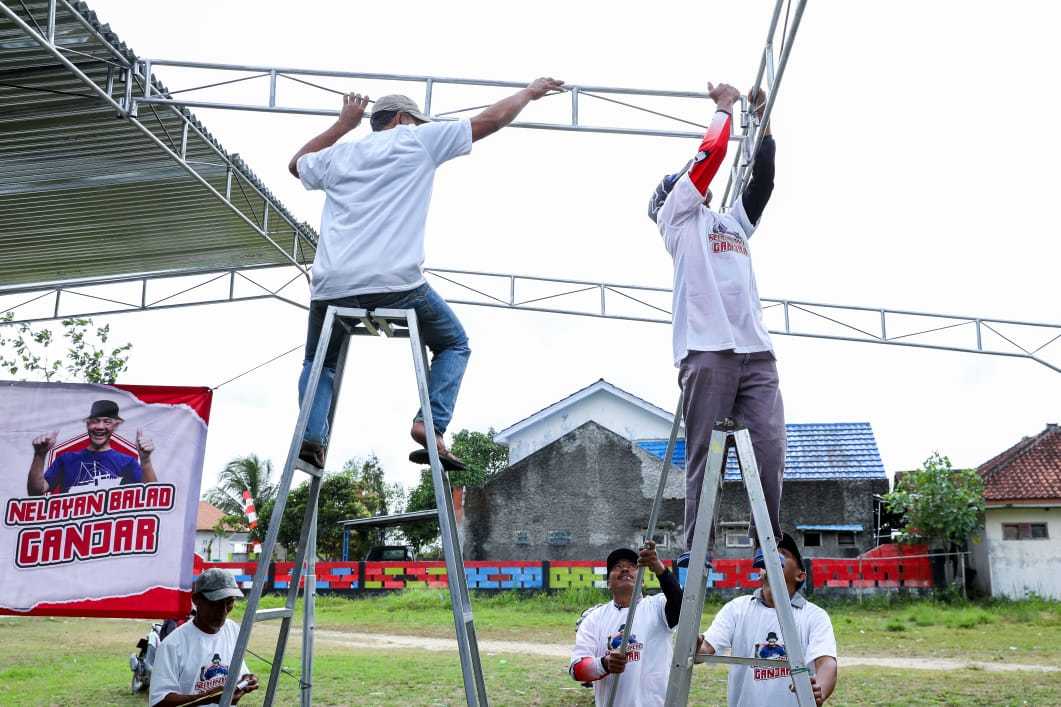 Nelayan Balad Ganjar Berikan Tenda Serbaguna dan Ratusan Kursi Bagi Warga Pangandaran 3