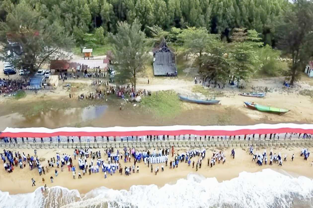 Nelayan Bentangkan Bendera Merah Putih Sepanjang 78 Meter di Ujung Pandaran