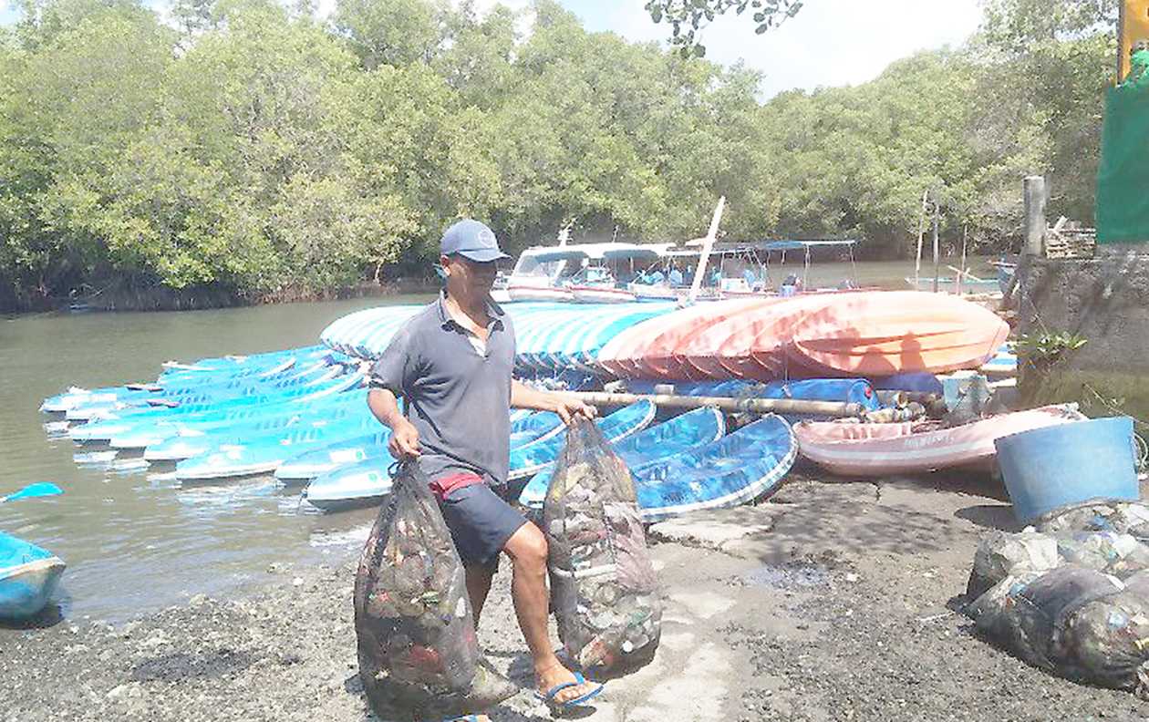 Nelayan Pungut Tiga Ton Sampah Plastik di Mangrove Bali Per Minggu