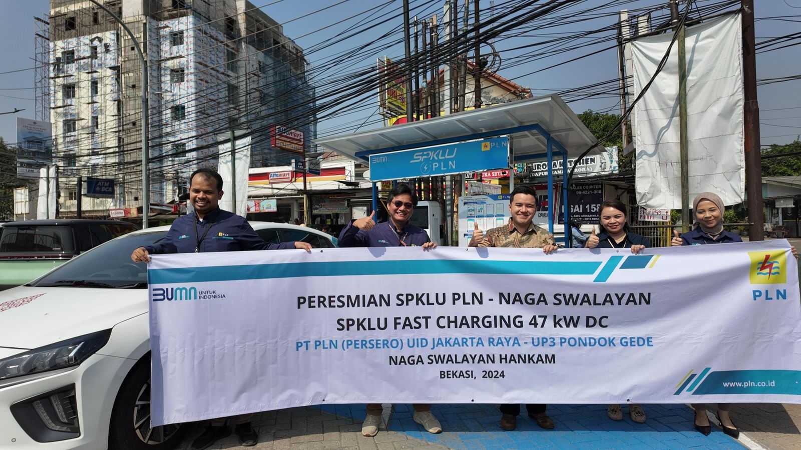 Nikmati Ngecas Mobil Listrik Sambil Belanja, PLN UID Jaya Pasang SPKLU Fast Charging Supermarket Naga Swalayan