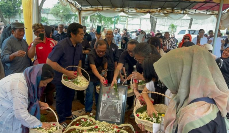 Nomo Koeswoyo Telah Dimakamkan di TPU Jeruk Purut Siang Tadi