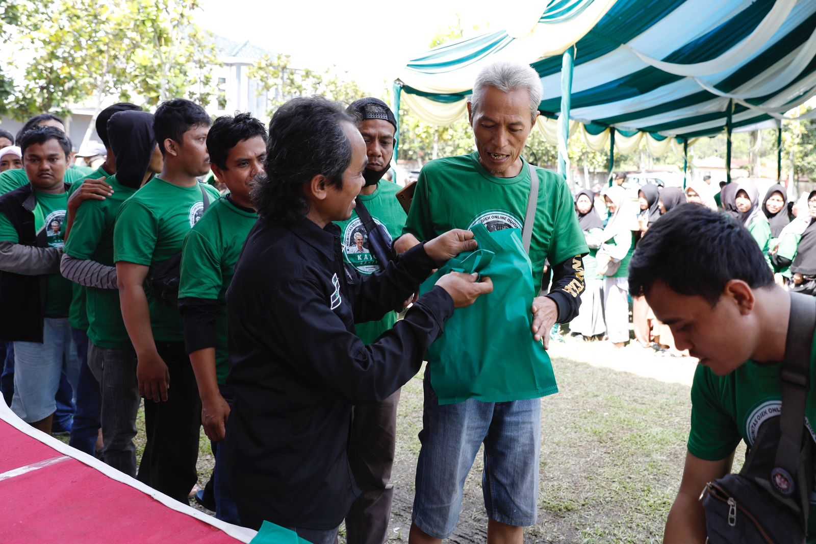 Ojol Ganjar Berbagi Kebaikan dengan Sembelih Belasan Hewan Kurban di Banten 1