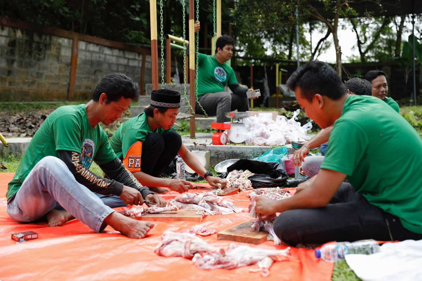 Ojol Ganjar Berbagi Kebaikan dengan Sembelih Belasan Hewan Kurban di Banten 2