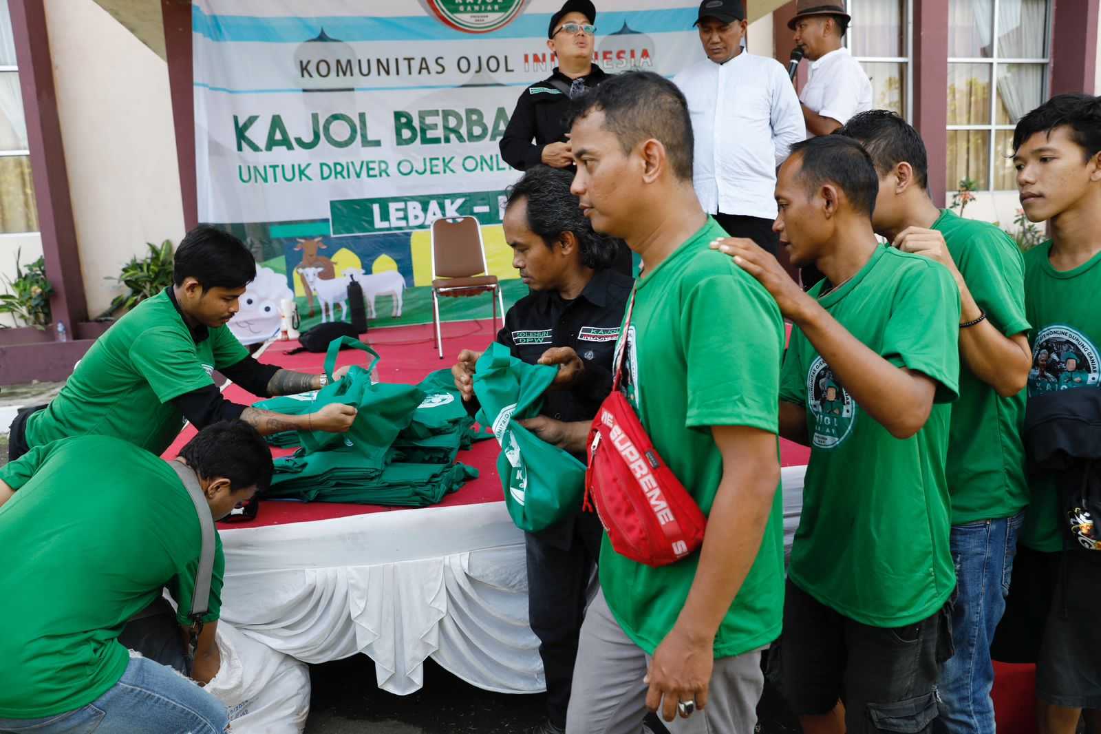 Ojol Ganjar Berbagi Kebaikan dengan Sembelih Belasan Hewan Kurban di Banten 4