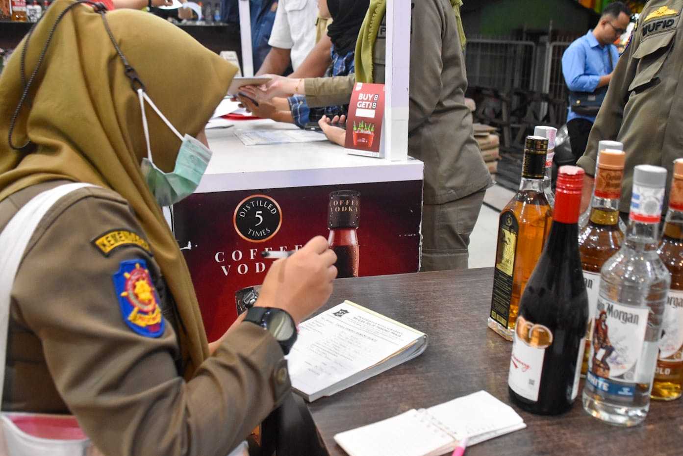 Operasi Selama Sebulan, Satpol PP Surabaya Amankan 146 Botol Mihol Ilegal