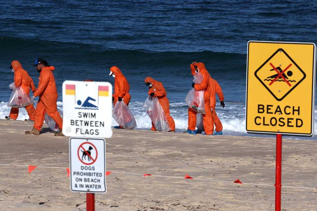 Otoritas Sydney Tutup Pantai Bondi Akibat Penemuan Ratusan Bola Hitam Diduga Beracun 3