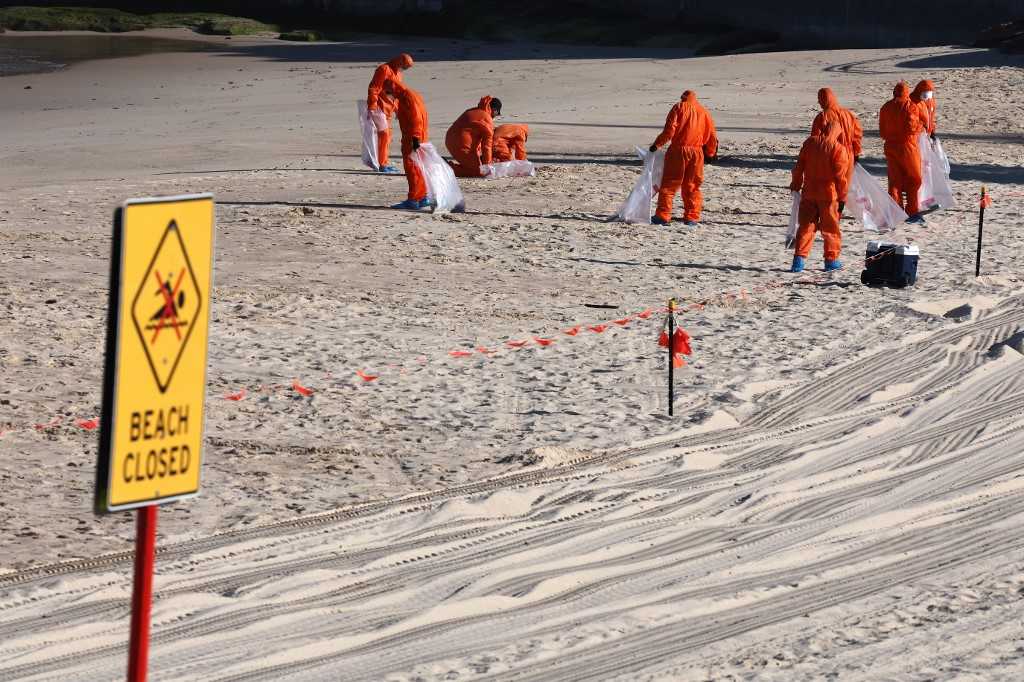 Otoritas Sydney Tutup Pantai Bondi Akibat Penemuan Ratusan Bola Hitam Diduga Beracun 4