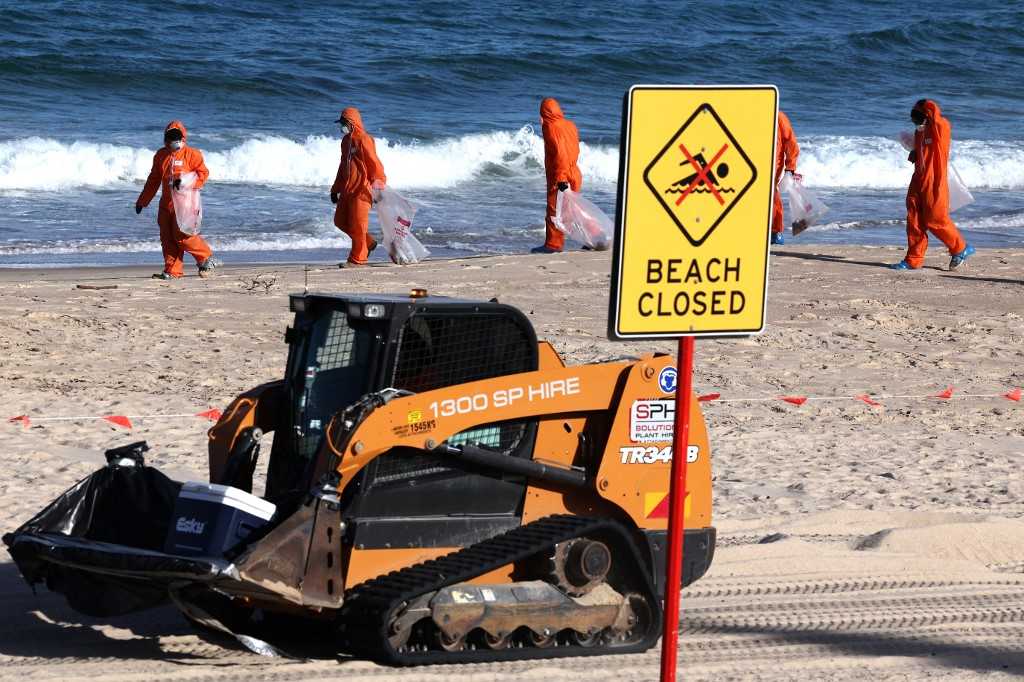 Otoritas Sydney Tutup Pantai Bondi Akibat Penemuan Ratusan Bola Hitam Diduga Beracun 5