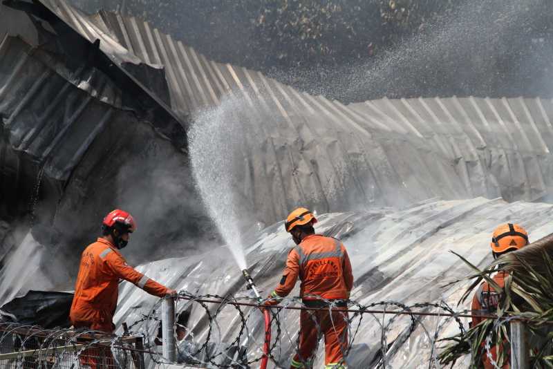 Padamkan Kebakaran Gudang