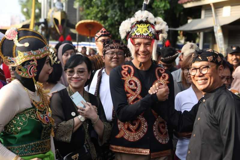 Pakai Baju Adat Dayak, Ganjar Ikuti Kirab Budaya Nitilaku 2023 di Yogyakarta