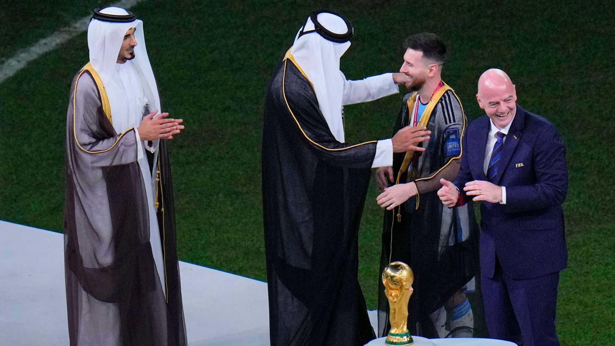 Pakai Jubah Bangsawan, Messi Disebut Melanggar Aturan FIFA