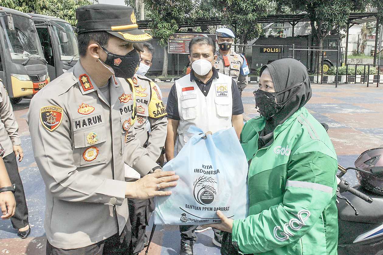 Paket Sembako untuk Ojek Daring