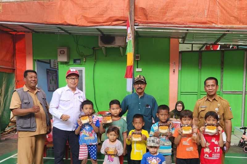 Palang Merah Indonesia Jakbar Salurkan Ribuan Roti Bagi Korban Kebakaran di Manggarai