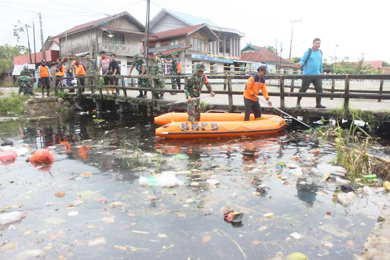 Palangka Raya kerahkan petugas bersihkan saluran air guna cegah banjir