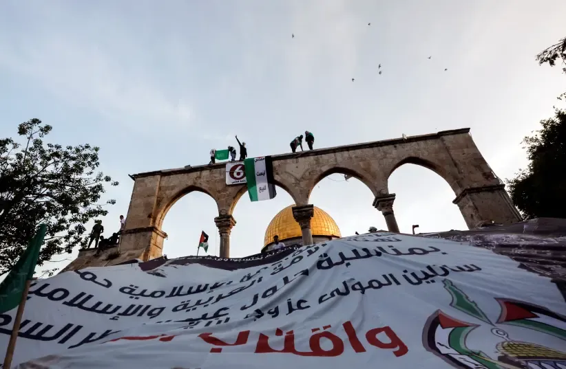 Palestina - Israel Memanas! Spanduk Hamas Dikibarkan di Temple Mount Al Aqsa saat perayaan Idulfitri