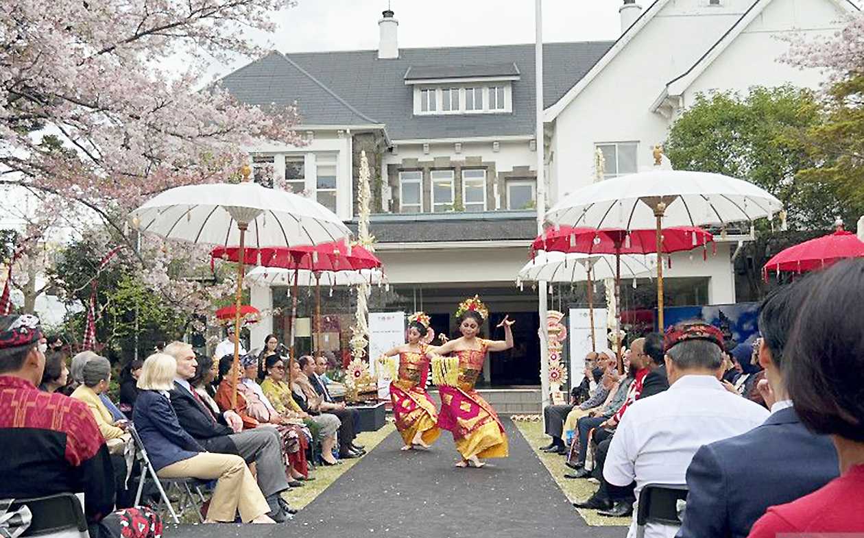 Pameran Budaya di Tokyo Bernuansa Bali dan Keindahan Bunga Sakura