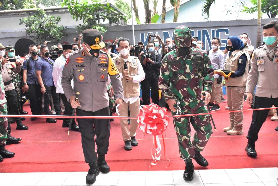 Pangdam Jaya Bersama Kapolda Metro Jaya Meninjau Kampung Tangguh di Posko KTJ RW 03 Pancoran Jaksel