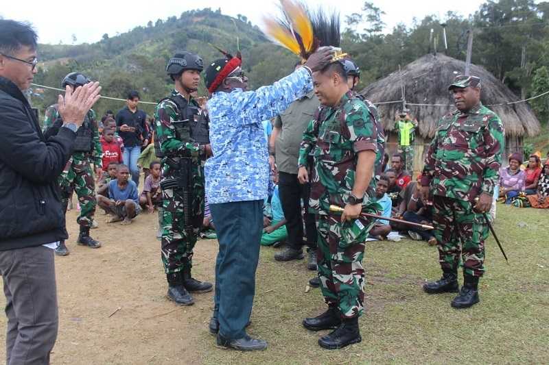Pangdam Jaya Diberikan Topi Adat Khas Papua saat Kunjungi Anggota Satgas Yonif Mekanis 203/AK di Lanny Jaya