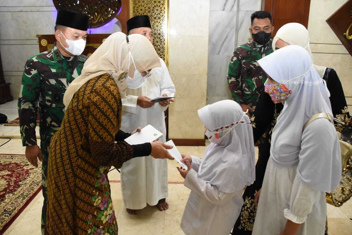 Pangdam Jaya Hadiri Peringatan Nuzulul  Qur'an dan Dilanjutkan Santunan Anak Yatim