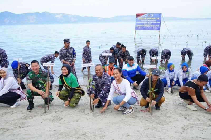 Pangkalan TNI AL Palu Tanam 1.500 Bibit Mangrove