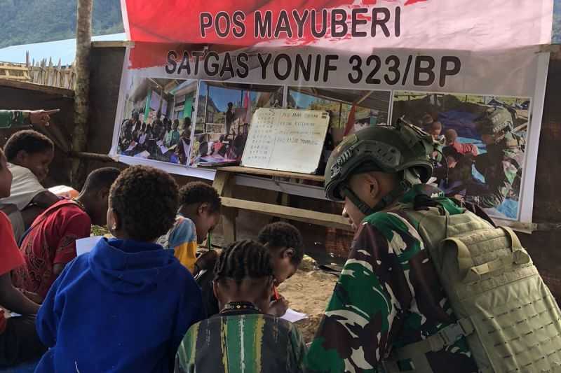 Pangkoops: Prajurit TNI di Perbatasan RI-Papua Nugini Ajari Anak Baca dan Tulis